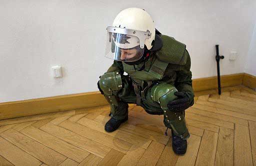 riotcop_piss_sculpture2 Petra