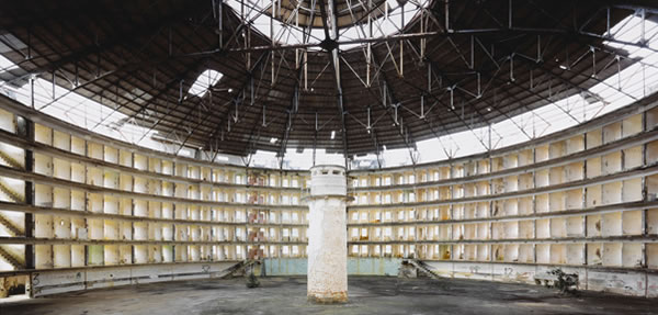 Foto Stan Douglass: "Panopticon, Isla de Pinos" Bron: National Gallery of Canada