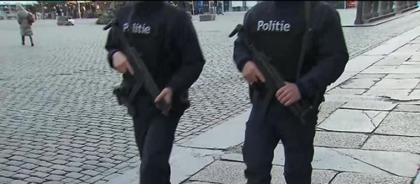 politie-patrouilleert-met-machinegeweer